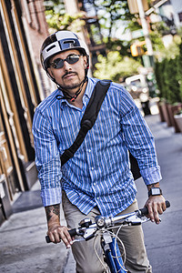 商人在街上骑自行车图片