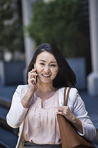 女商人在户外接打电话图片