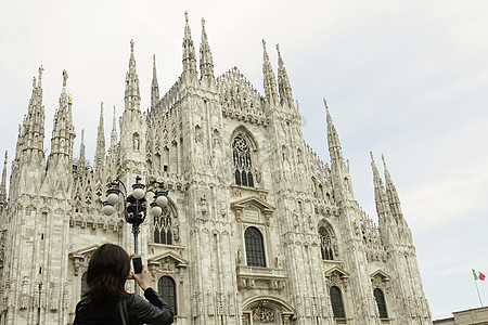 使用智能手机拍摄意大利米兰大教堂照片图片