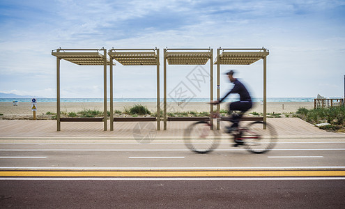 在意大利卡亚里沿海公路途骑自行车的人图片