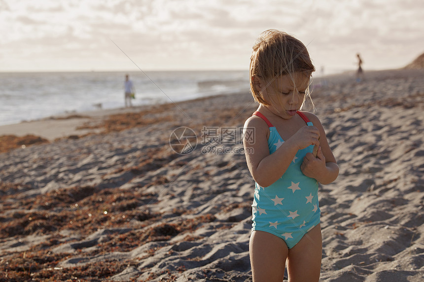 美国佛罗里达州朱庇特岛吹石保护区海滩上的小女孩图片