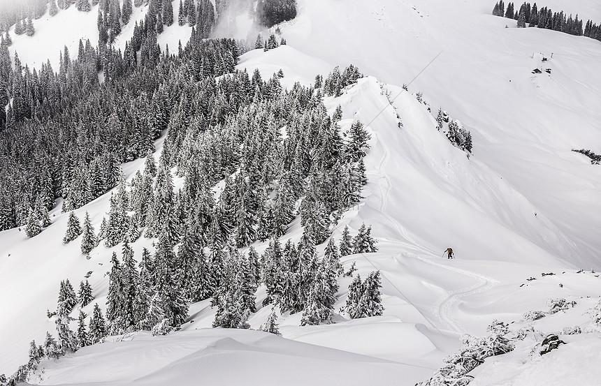 在德国巴伐利亚的雪山坡上滑雪的人图片