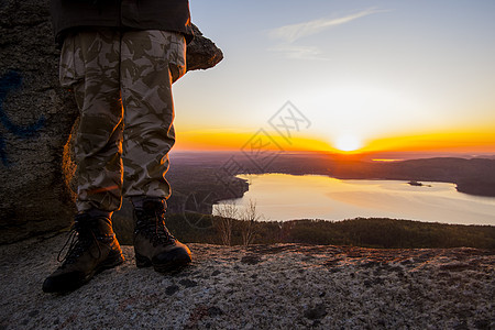 享受日落时湖景观的旅游者腿部特写图片
