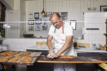 在面包店工作的中年男性图片