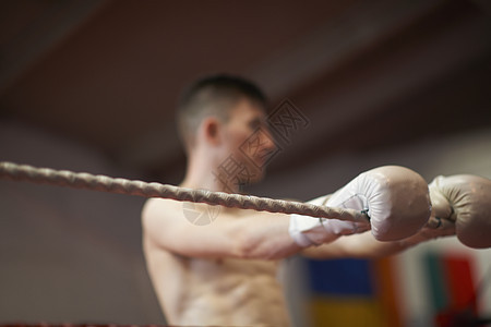 拳击手手套放在绳索上图片