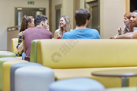 在高等院校食堂聊天的学生群体图片