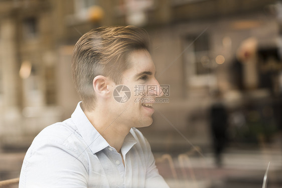 咖啡馆窗边青年商人的侧脸图片