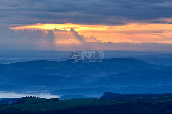 黎明时俄罗斯阿迪格亚高加索山脉自然公园的暗雾风景图片