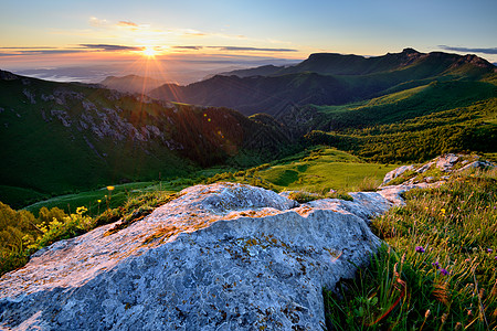 日落时地貌的岩石形成俄罗斯阿迪盖亚高加索山脉自然公园图片