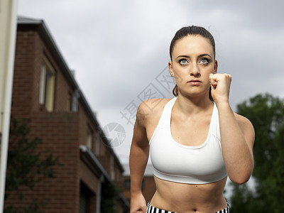 年轻女跑者准备跑步的姿势图片