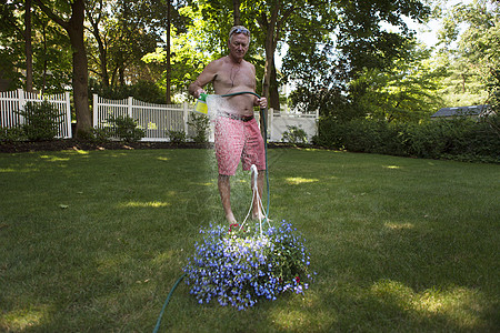 老人在花园浇花吊篮图片