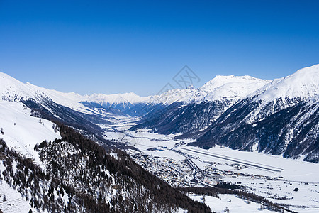 瑞士恩加丁雪覆盖山谷图片