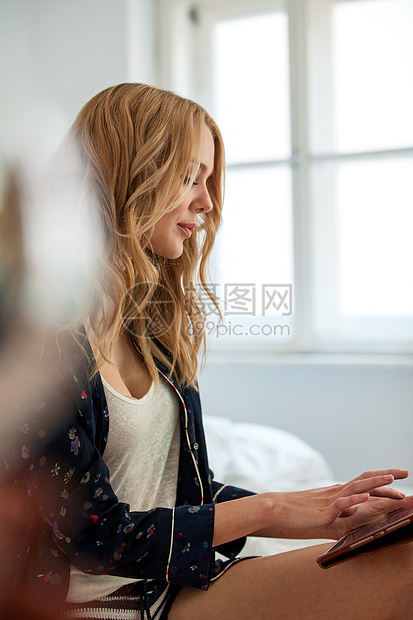 妇女使用数字平板电脑图片