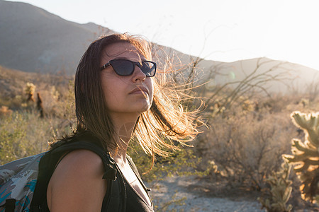 美国加利福尼亚AnzaBorrego穿着太阳眼镜远足的妇女图片