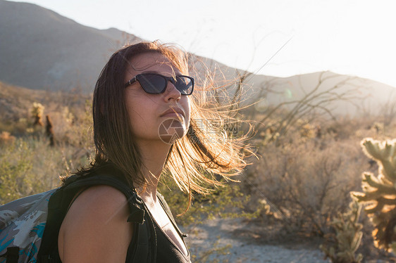 美国加利福尼亚AnzaBorrego穿着太阳眼镜远足的妇女图片