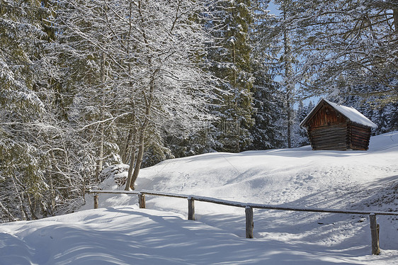 德国巴伐利亚ElmauElmau雪覆盖地貌的树木小屋图片