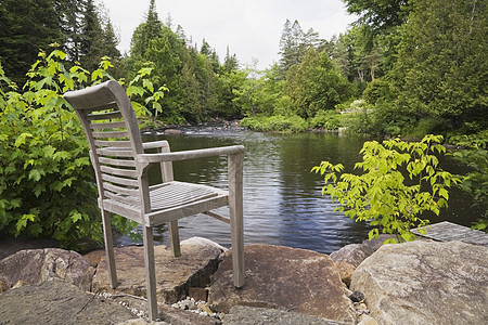 湖边岩石上的椅子图片