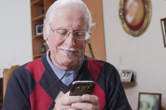 老年人在家使用移动电话图片