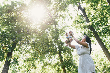 在美国纽约布朗克斯PelhamBay公园中成年妇女抱着婴儿子图片