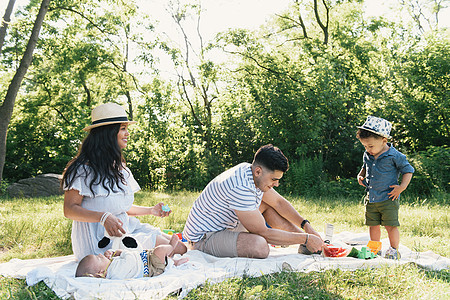 美国纽约布朗克斯PelhamBay公园野餐毯上的有父母和婴儿幼的父母图片