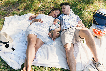 美国纽约布朗克斯PelhamBay公园Bronx纽约父母之间躺在野餐毯上的小男孩头部视线图片