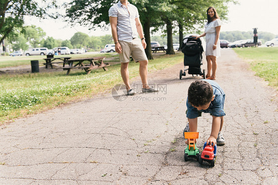 美国纽约布朗克斯PelhamBay公园家长在玩具车的男幼儿图片
