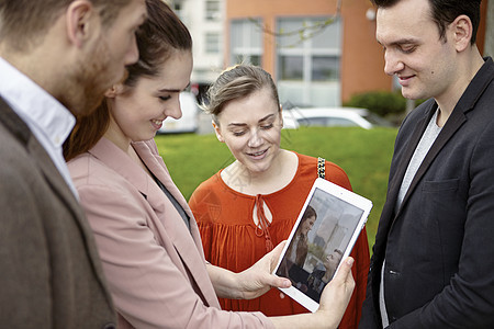 商业女人和观看数字平板电脑联合王国伦敦图片