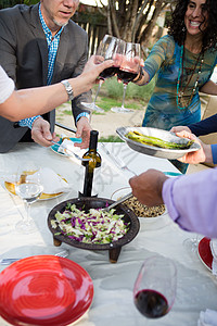 在花园派对桌上做红酒吐司的成图片