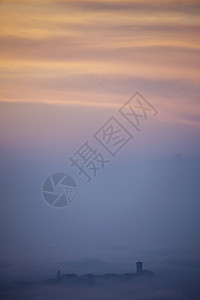 意大利皮德蒙特州朗黑市日落时从低云层中冒出的天台图片