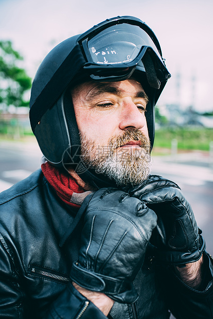 身穿黑色紧皮夹克的男子摩托车手图片
