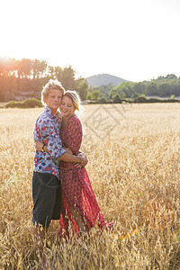 站在麦田的浪漫年轻情侣肖像西班牙马戈卡小麦田图片