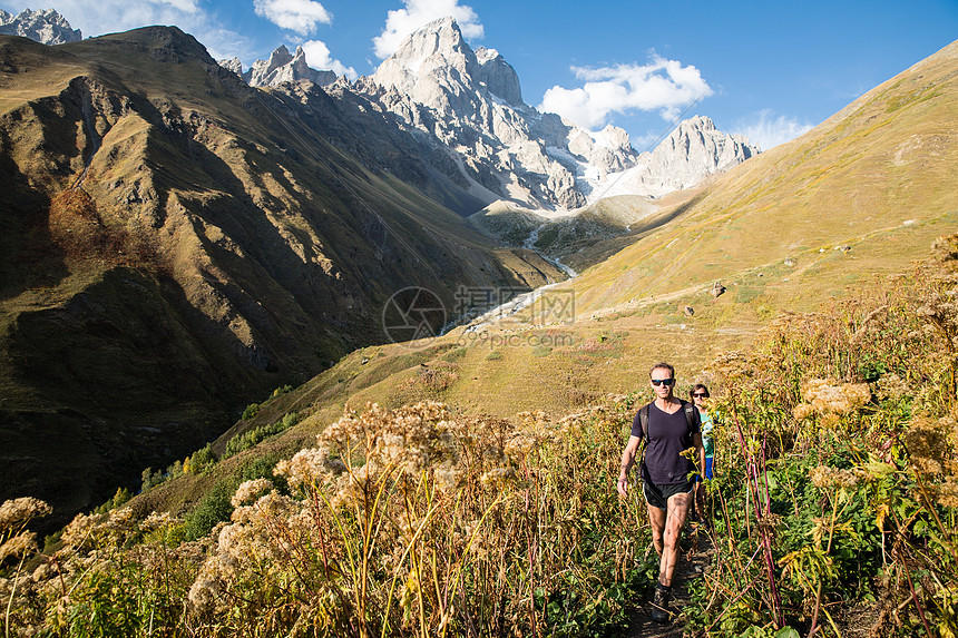 在格鲁吉亚斯瓦涅蒂山谷地段徒步旅行的男远足者图片