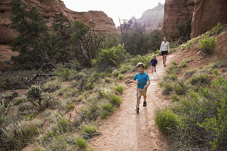 妇女和孩子在美国犹他州公园徒步图片