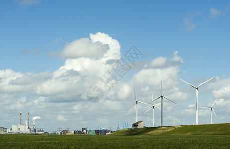 荷兰南鹿特丹港的风力农场和遥远的燃煤发电厂图片