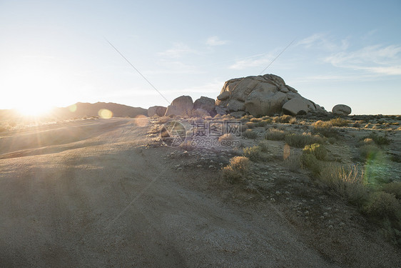 日落和岩石形成莫哈韦沙漠美国加利福尼亚州图片
