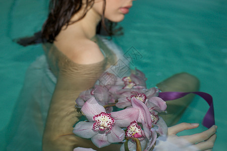 年轻女子在有花的水里图片