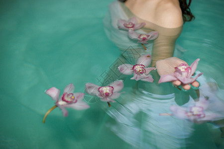 年轻女子在有花的水里图片