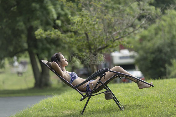 少女在花园晒日光浴图片