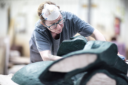 女铸造工人在青铜厂完成雕塑图片