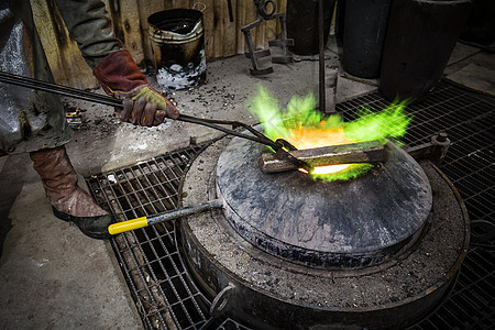 铸造工人在铜炉上加热图片