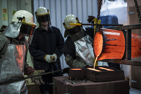 铸造工人在铜厂倒熔炉图片