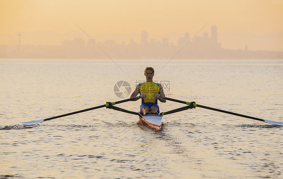 美国华盛顿岛附近海面上划船的男子图片