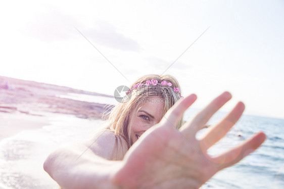 女人在海滩上图片