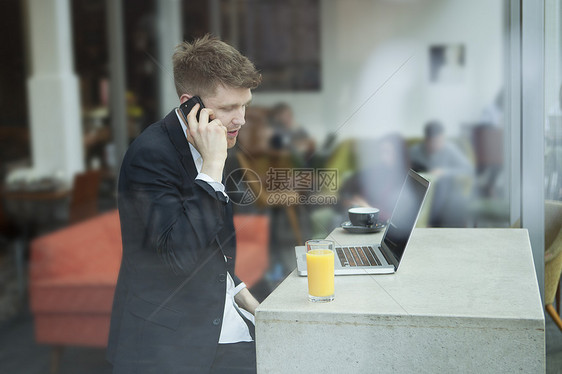 咖啡馆打电话的商务男性图片