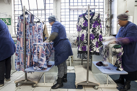 服装厂熨烫衣服的工人图片