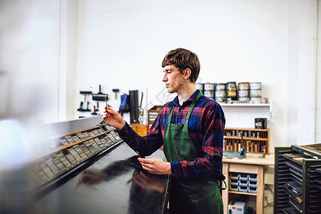 年轻工匠在印刷厂工作图片