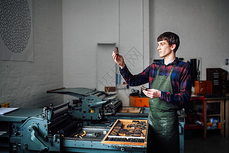 年轻工匠在印刷厂工作图片