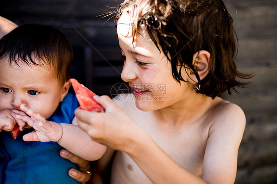 快乐的兄弟们在夏日吃西瓜图片