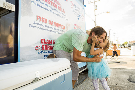 父亲和女儿站在快餐车旁边女儿亲吻父图片