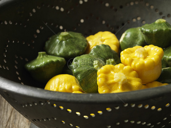 新鲜有机蔬菜帕蒂煎饼黄色和绿的金属椰菜图片